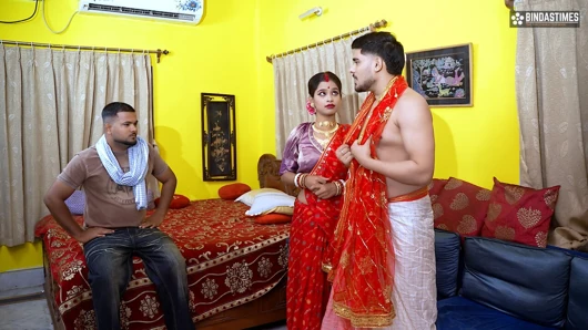 Frisch verheiratete desi junge ehefrau von ihrer Jeth vor ihrem ehemann gefickt, der sich zu dreier analfick (Hindi Audio)