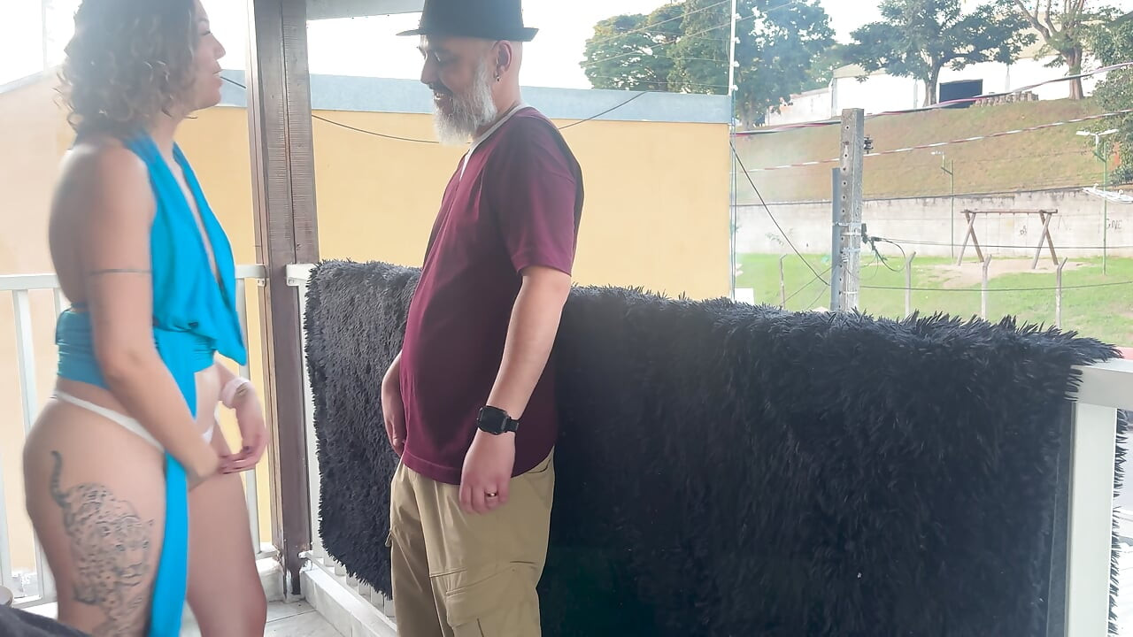 Orang asing bermesraan di balkon selama pesta.