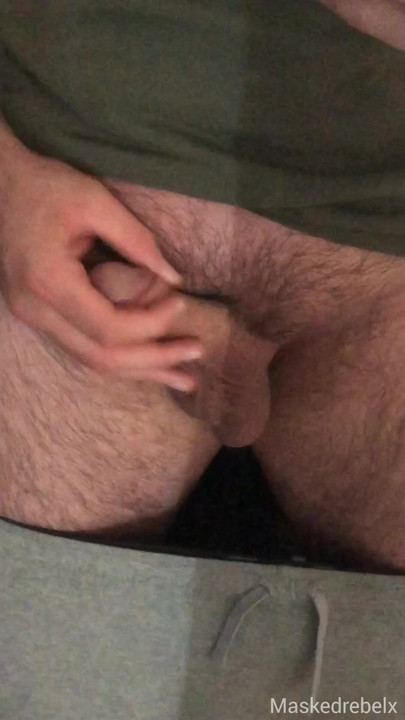 毛深い男がジムから帰ってきてオナニーを始める - 柔らかいから硬い