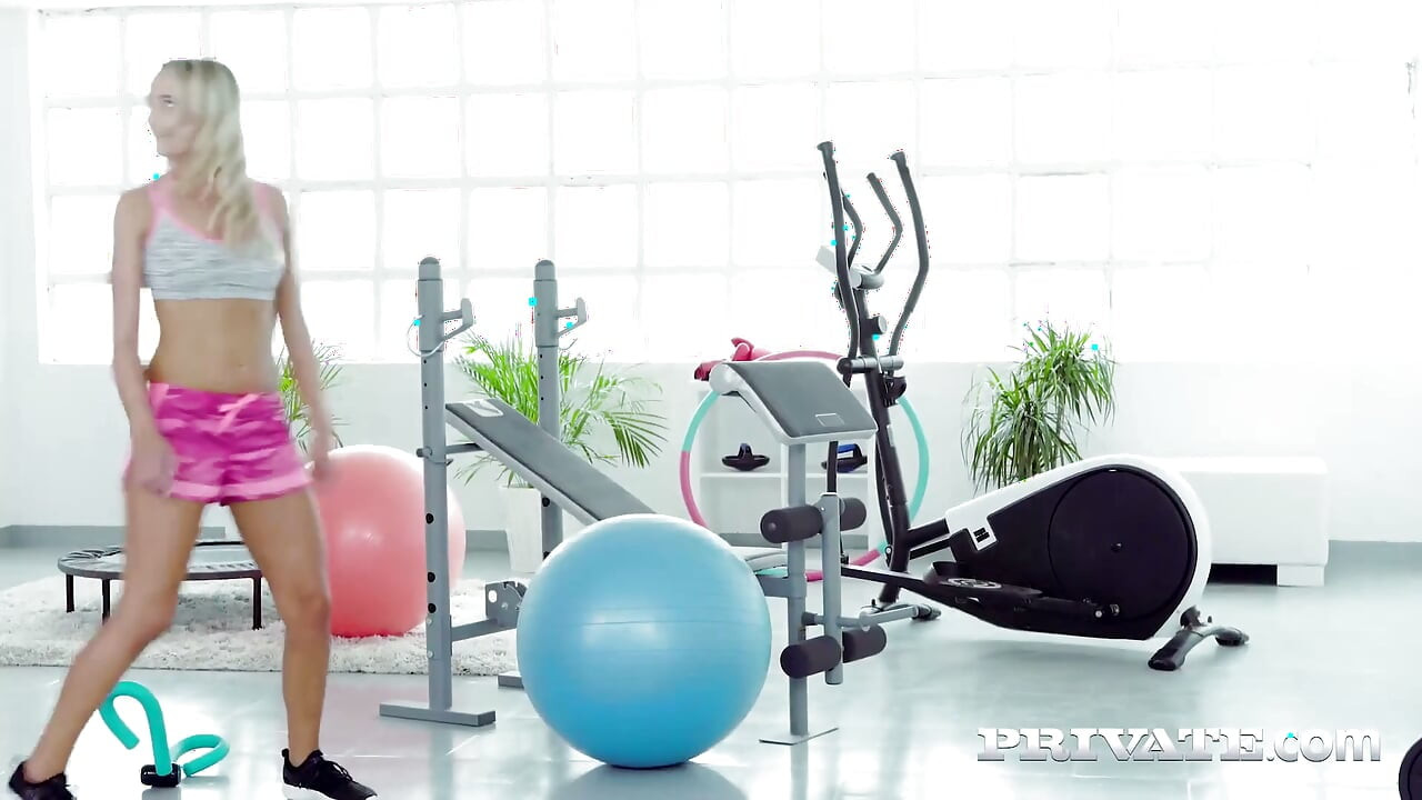 Victoria Pure dalam sesi panas dan berpeluh