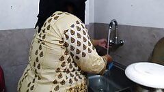 （厨房 ne jabardast meri chudai）邻居在做饭时乱搞泰米尔穆斯林热阿姨 - 印度性爱