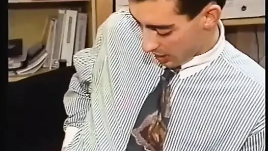 Seksi sekreter götünü iki büyük yarakla sikiyor ve içine ve yüzüne boşaltıyor