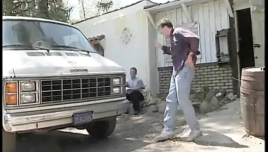 İki adam sürtük sarışının bir makine tarafından amından sikilmesini izliyor