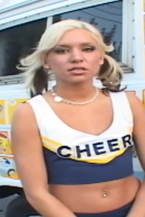 Perwersyjne laski scena 1_slim blond nastolatka uprawiają seks w ciężarówce z lodami