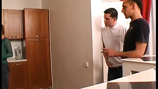 Amcık yalama amcık parmaklıyor mutfakta yemek fetişi üçlü seks