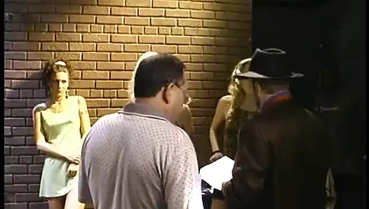 Şanslı sürtük yatak odasında aç bir sarışın ve esmeri sikiyor