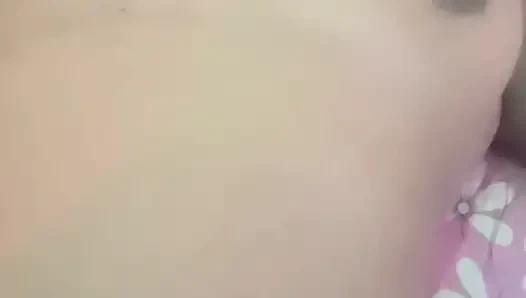 Hintli evli kadın beyaz ateşli lingarie ile fantezi seks yapıyor