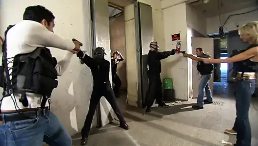 Cewek tetek besar disetubuhi di van