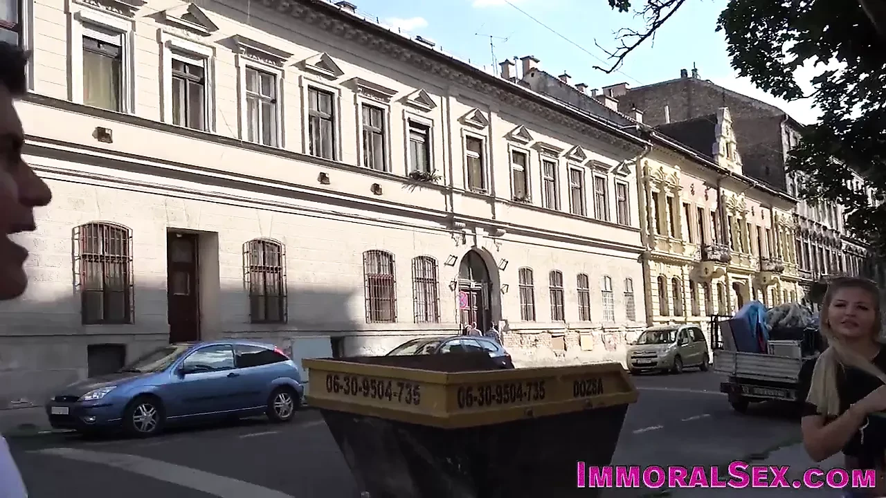 Bionda in uno spettacolo di sesso dal vivo pov succhia shlong