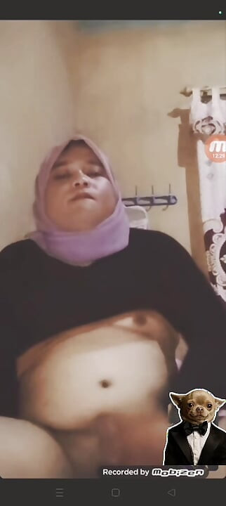 Ivvy Masturbates Till She Cums