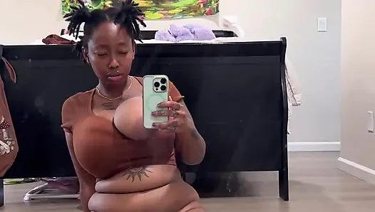 Çok azgın zenci kız büyük koyu dildoya biniyor ve boşalıyor