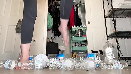 Wasserflasche zermalmt mit groÃŸen füßen der größe 16
