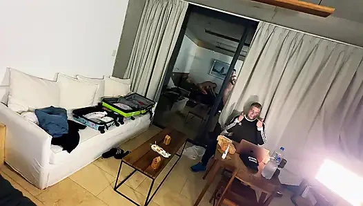 Aldatılan kocam bilgisayardan çalışırken 24 cm yarak sikiyorum - sara blonde