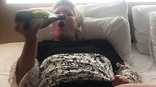 Sucia esposa natalie disfrutando de su bebida