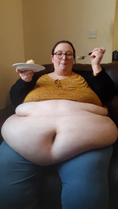 SSBBW eating cake with belly out