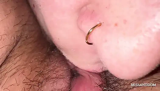 Лесбийская мастурбация с большим клитором ублажает сексуальная женщина