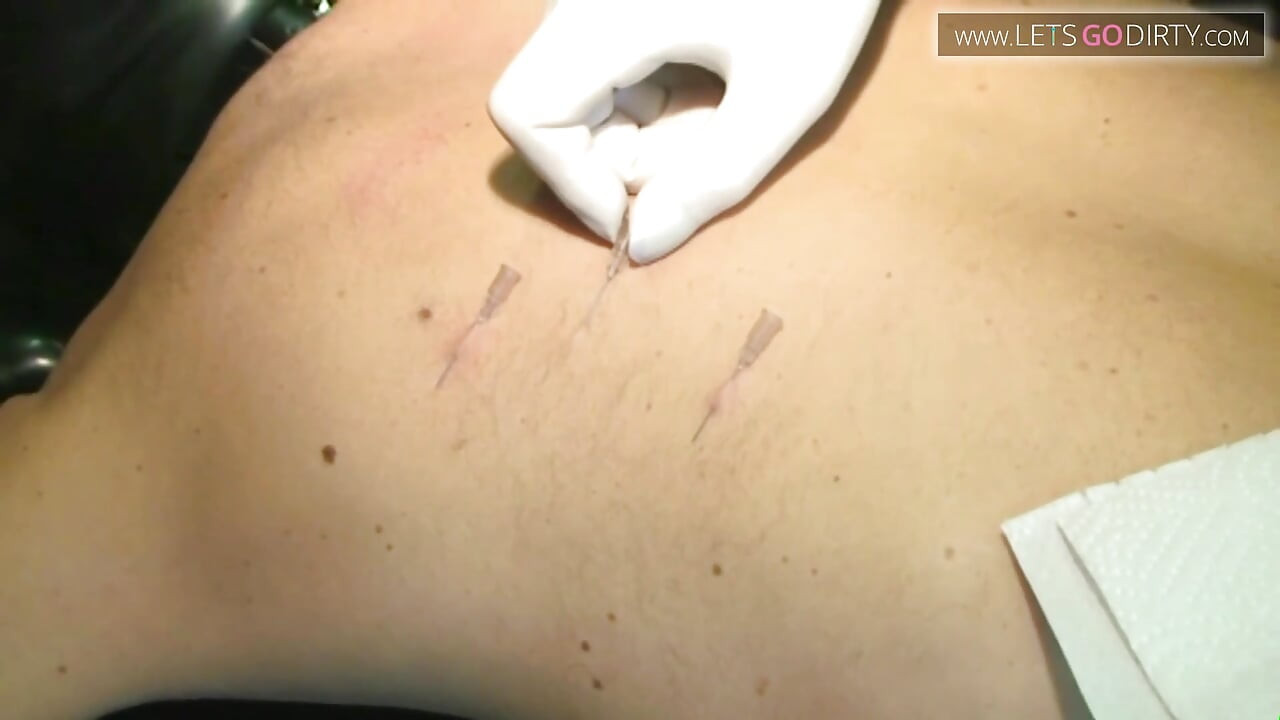 Un mec sexy aime se faire épingler sur le dos et un vibromasseur dans le cul
