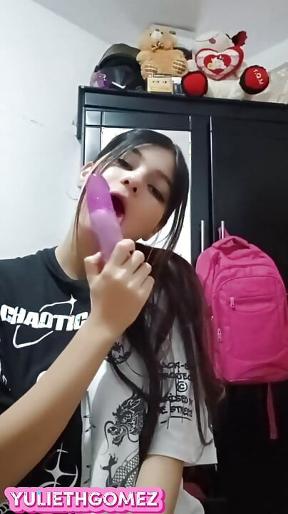 Aku ketemu sama tetanggaku yang semok.uno dan aku ngajak dia ngentot