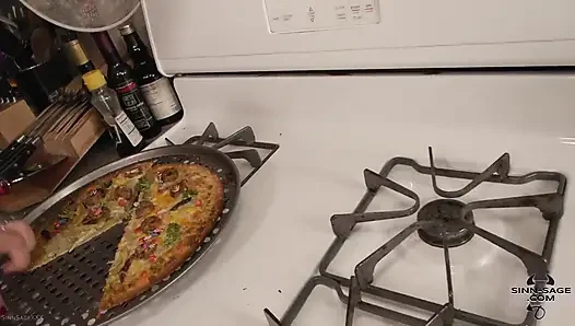 Cewek-cewek raksasa pesta pizza di kantor sama sinn sage