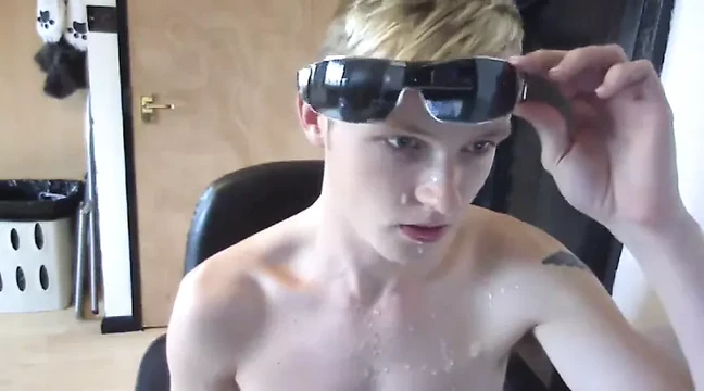 Twink Cam Boy Shoot a Big Load in his Face