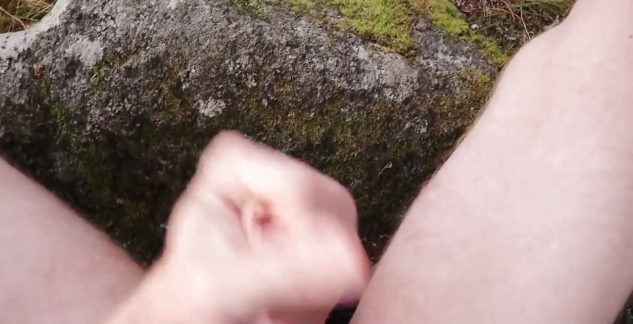 Me escabullí detrás de una roca solo para terminar rápido