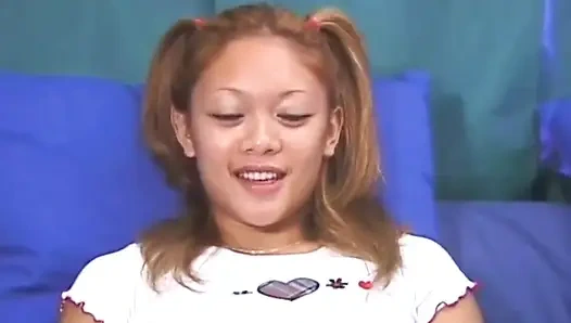 Cewek seksi asia lagi asik muasin memeknya pakai dildo dengan seragam kampus