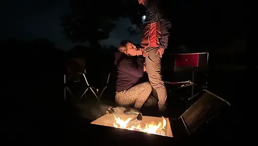 Ehefrau erwischt beim masturbieren auf der öffentlichen toilette, dann am lagerfeuer gefickt