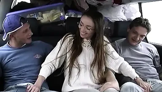 Olgun esmerin vahşi araba üçlü seksi ve damlayan dölleme