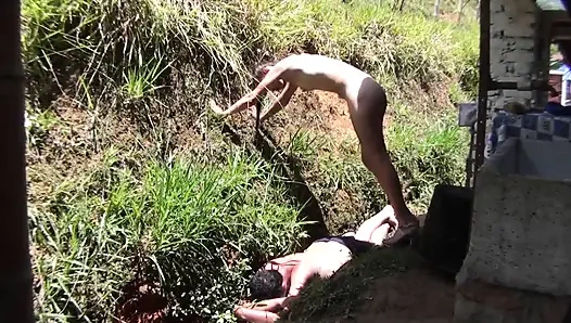 Nacktes schätzchen stampft ihren sklaven im garten