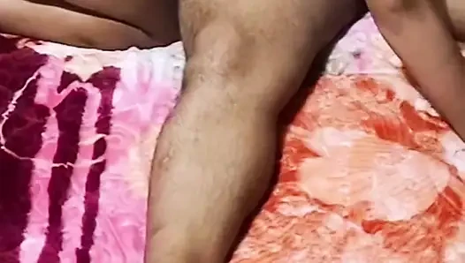 Arap çift yüksek sesle inleyerek orgazm oluyor