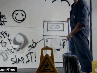 Секс в писсуаре с двумя татуированными мужчинами-трусиками в публичном туалете