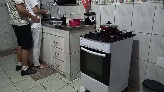 Hizmetçi bulaşık yıkarken götünü kullandırıyor.