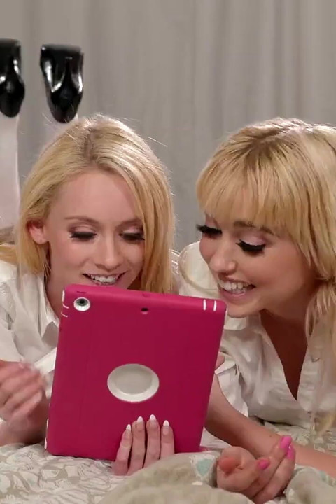 Besties Chloe Cherry ve Athena Rayne ilk kez çıplak kızlarla yanlış bağlantı üzerinden ateşli lezbiyene dönüyor
