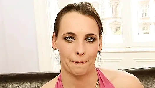 Zwei lesbische brünette ficken mit ihrer faust