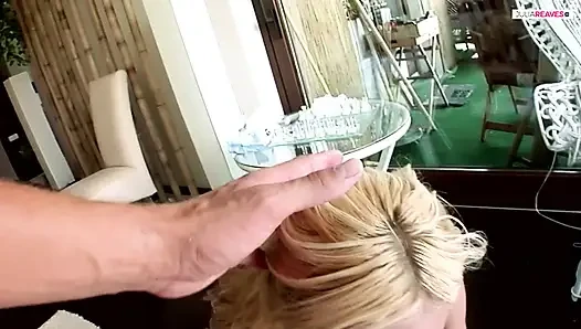 Бывшая порнозвезда-блондинка снова делает видео траха