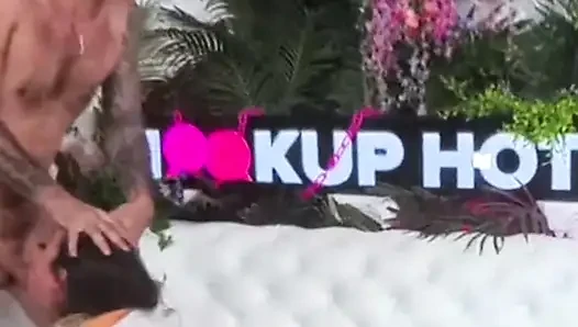 Sasha Tatcha sert ve dağınık bir sahne içine çekiliyor!