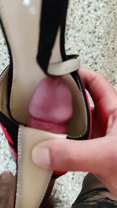 Im Treppenhaus Schuhe gefickt