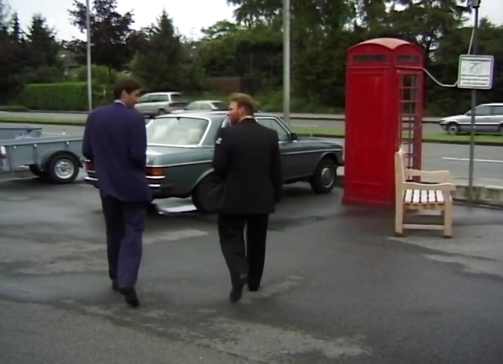 Niemiecka dziwka dostała palcami i zerżnięta w trójkącie