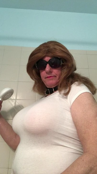 Crossdresser Big Booby Show Play in The Shower