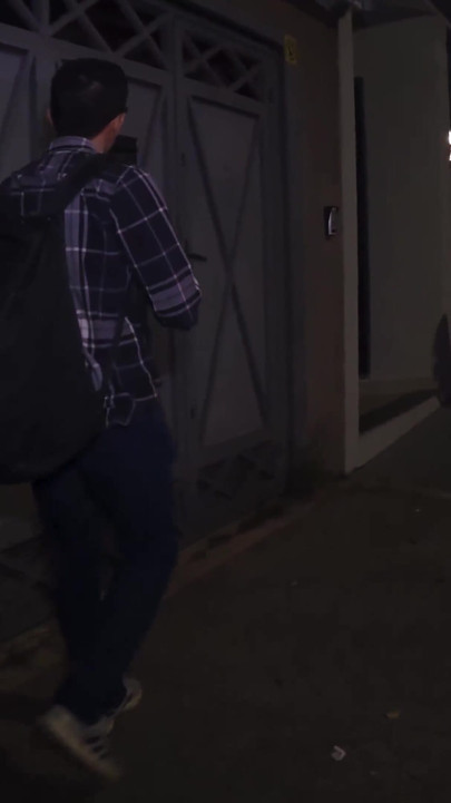 Den unge jenta var fortapt der ute, japanerne hjalp henne og hun ga bare rumpa til ham