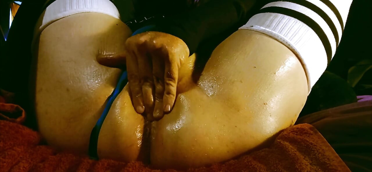 12 min oiled butt play with Raven LeTrap