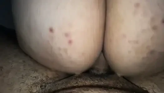 Она обожает член, богатые ягодицы