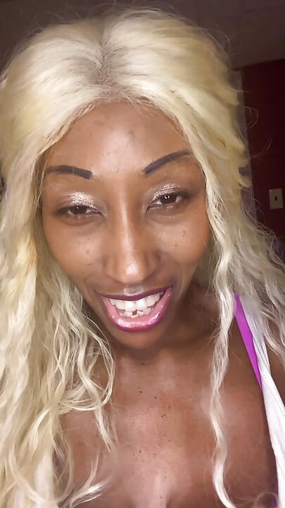 Blondine sutter cockdildo bedre end andre piger?