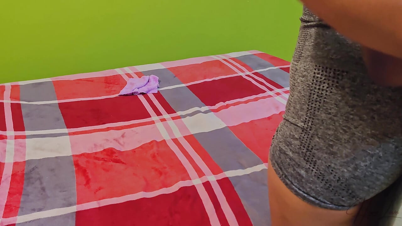 Prekrasna prijateljica s velikom guzom jaše kurac svoje najbolje prijateljice! - Nakon teretane