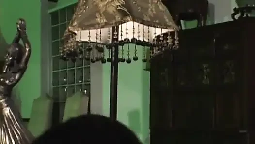 Ateşli esmer pazar gününden itibaren sekiz şekilde amını yalatıyor ve sikiyor