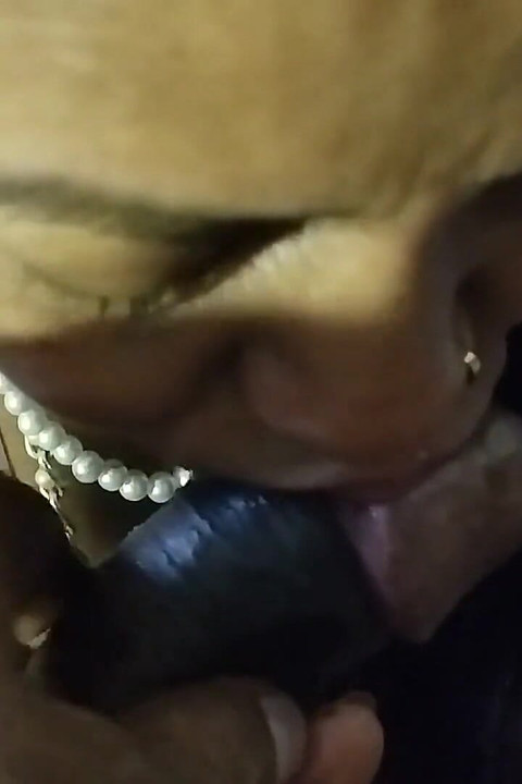 Sexy ženy předehra s jejím nevlastním otcem Sexy bradavky lízání prsou Drobná kundička bradavky