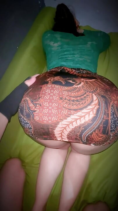 我操了我的女僕，她的小穴仍然很緊