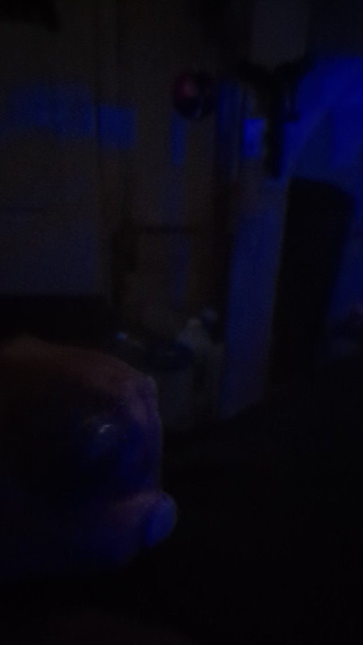 Büyük zenci yarağı yarakla mastürbasyon yapıyor ve midesine ve ağzına büyük boşalma