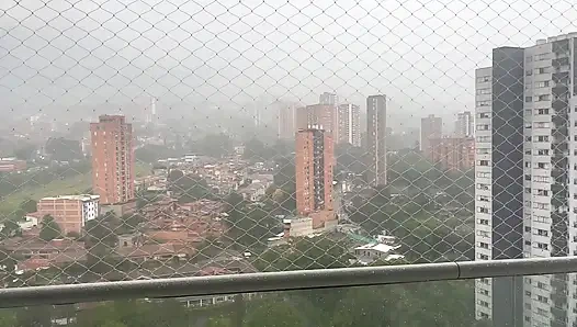 Сводный брат делит кровать с сводной сестрой и неожиданно трахает её, потому что она заводит его в свет