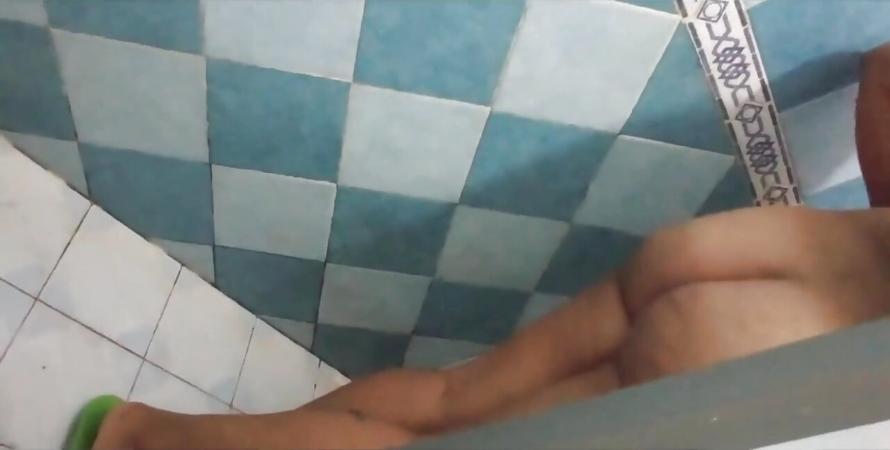 목욕하는 동안 그녀를 볼 수 있기 때문에 나는 시누이와 혼자있는 것을 좋아합니다.